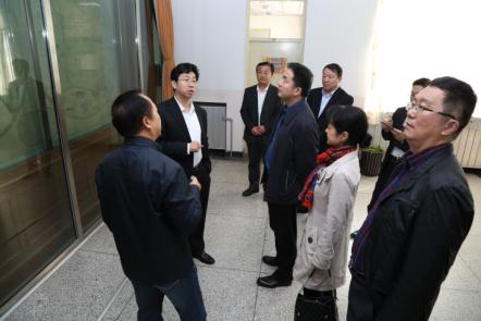 图为我校党委书记郭健与国家文化部领导观赏《坤舆全图》